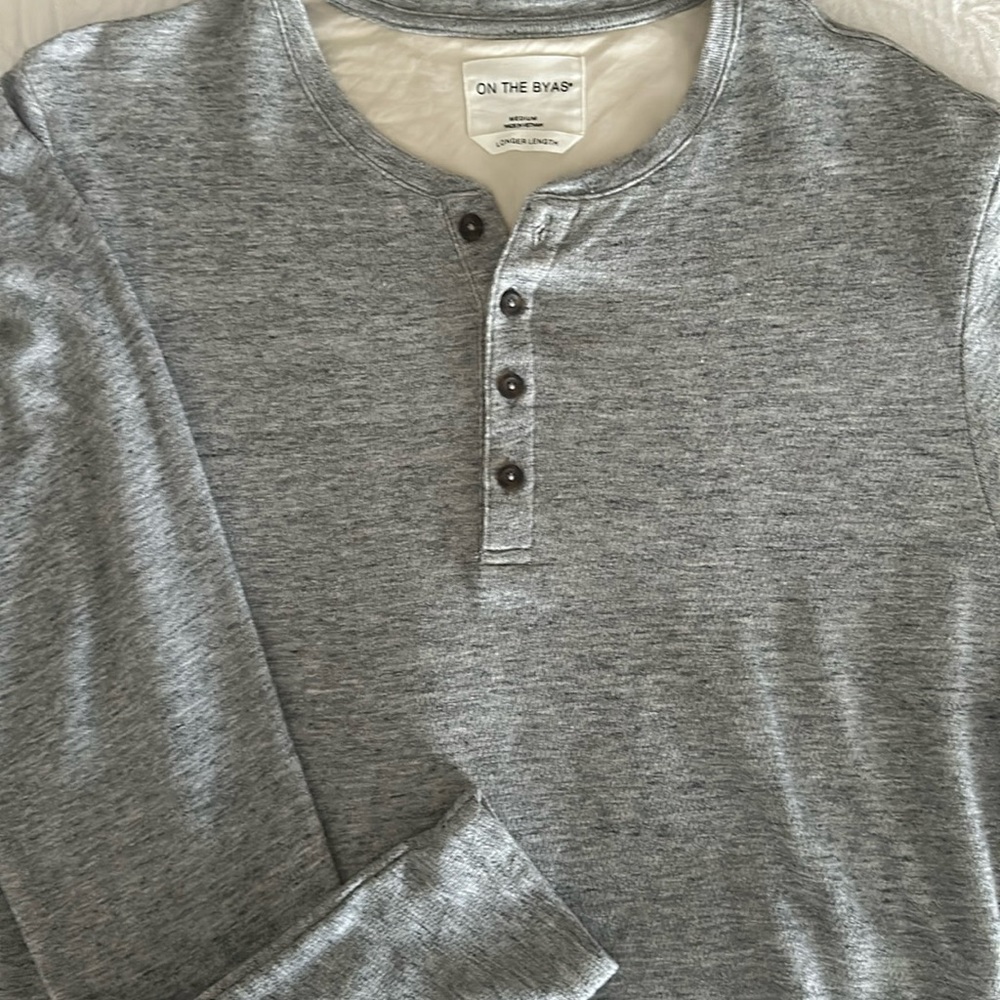 Men’s Henley like new condition worn once